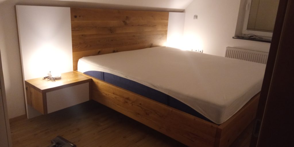 KASLES-masivna postelja