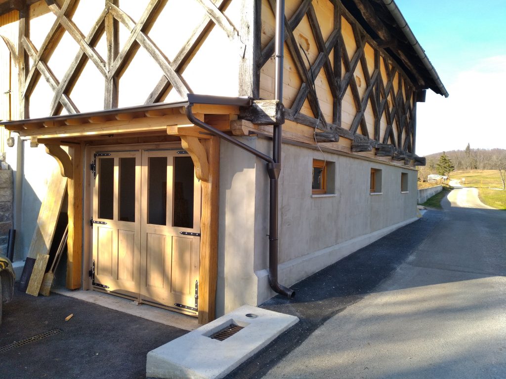 KASLES-masivna vrata z nadstreškom