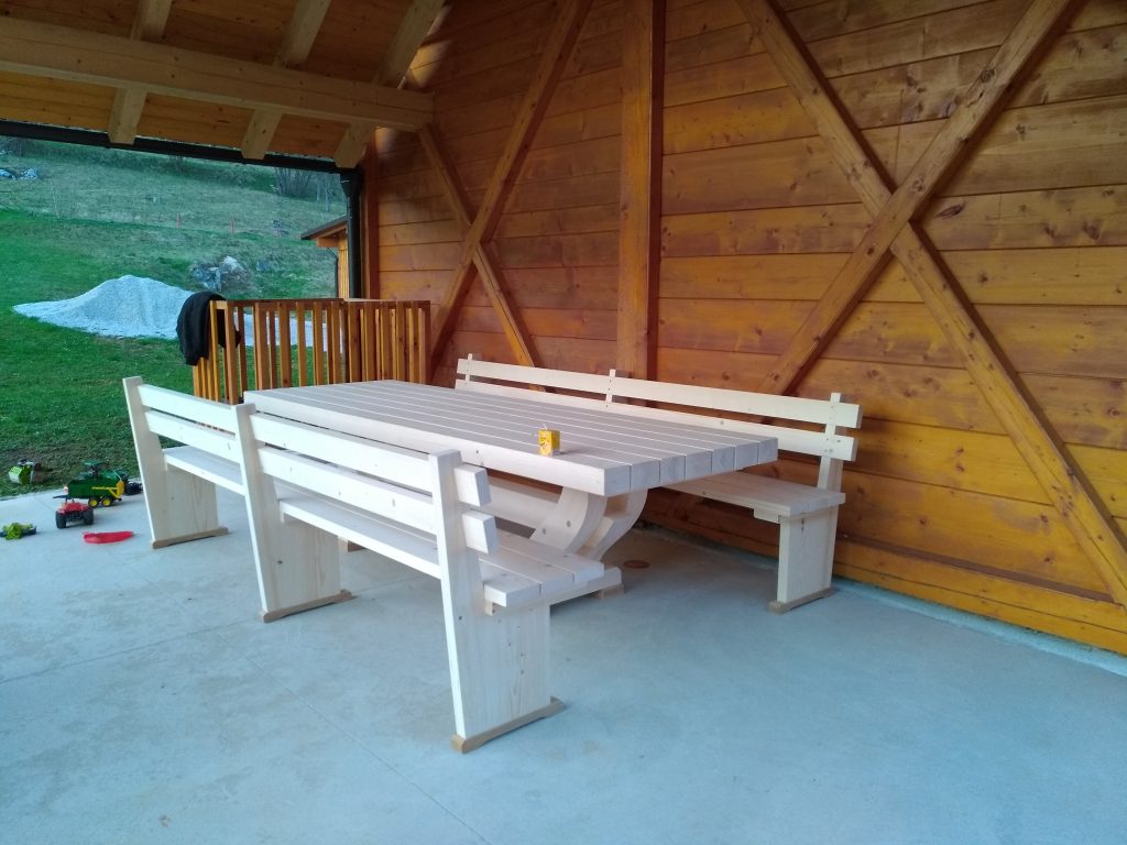 KASLES-masivna miza s klopjo